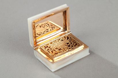 Early 19th century Gold and mother-of-pearl  Vinaigrette.
