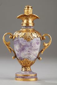 Gold and amethyst Perfum Flask. Early 19th century. 