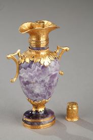 Gold and amethyst Perfum Flask. Early 19th century.