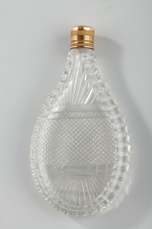 Perfume Flask in Cut Crystal with gold stopper.<br>
Mid-19th Century.