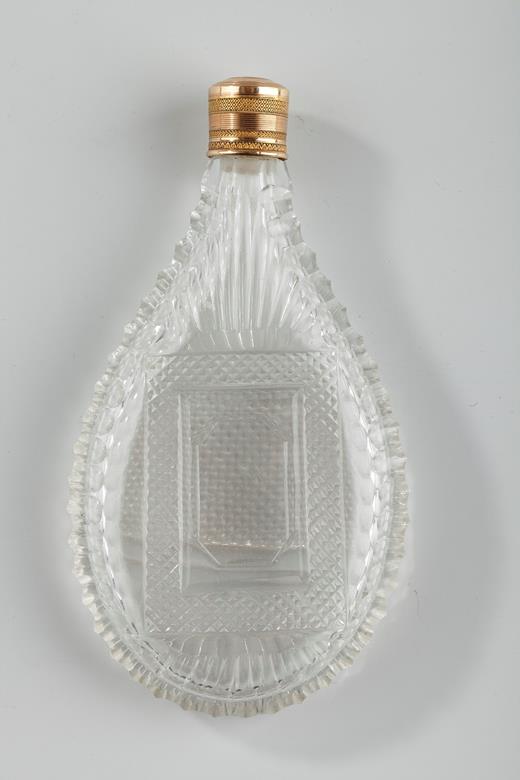 Perfume Flask in Cut Crystal with gold stopper.<br>
Mid-19th Century.