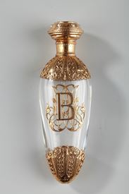 CRYSTAL FLASK WITH GOLD AND PEARLS.<br/>
LATE 19TH CENTURY WORK.<br/>