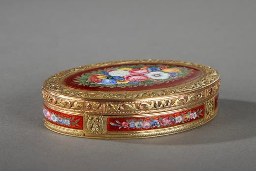 GOLD AND ENAMEL SNUFFBOX, FLORAL DECOR.<br/>
EARLY 19TH CENTURY, DESTINED FOR ORIENTAL-MARKET.
