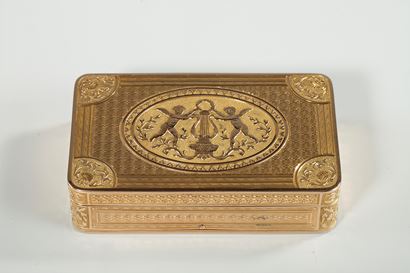 An Early 19th Century GOLD MUSICAL SNUFF BOX. 