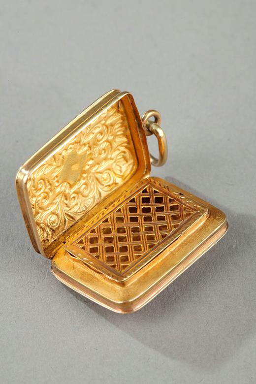 Enameled gold vinaigrette. 
Early 19th century. Circa 1820-1830.