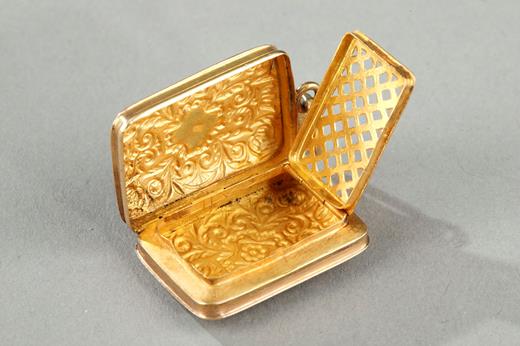 Enameled gold vinaigrette. 
Early 19th century. Circa 1820-1830.