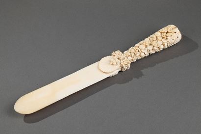 Coupe-papier en ivoire sculpté. Milieu du XIXème siècle. 