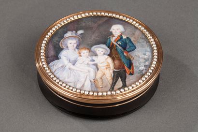 Boîte en écaille, or et miniature sur ivoire signée Morel.<br/>
XVIIIe siècle.