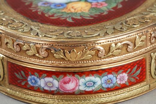 GOLD AND ENAMEL SNUFFBOX, FLORAL DECOR.<br/>
EARLY 19TH CENTURY, DESTINED FOR ORIENTAL-MARKET.