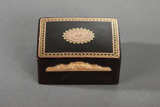TORTOISESHELL AND GOLD TOILETRIES BOX.
Louis XVI PERIOD.
