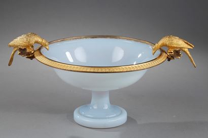 Coupe en opaline, monture bronze doré. Début du XIXème siècle. 