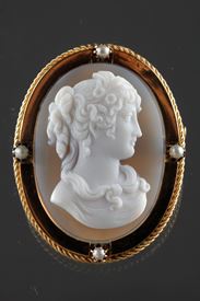 Mid-19th century Gold brooch-pendant with agate cameo.