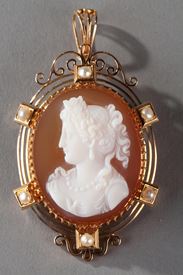 19TH CENTURY GOLD Brooch -PENDANT WITH pink AGATE CAMEO.
