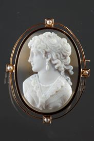 Gold Brooch With Agate Cameo And Pearls.
19th Century.