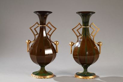 Paire de vases en verre lithyaline, monture bronze doré.
Bidermeier, circa 1830. 
