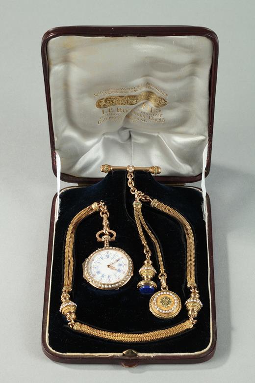 Exceptional Leroy & Fils Chatelaine – Palais Royal.
Mid-19th century.