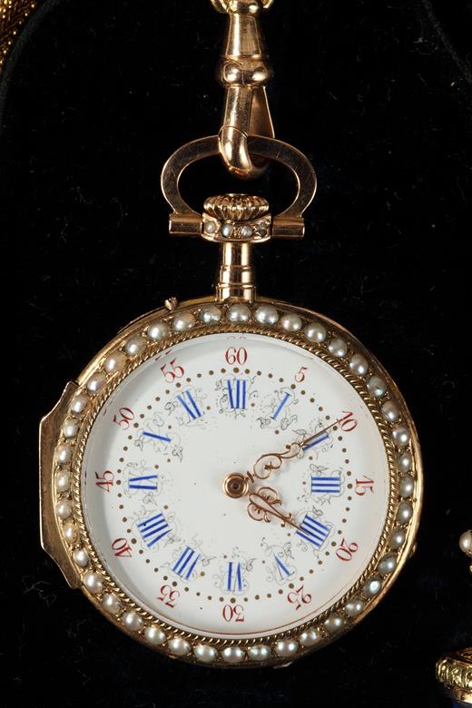 Exceptional Leroy & Fils Chatelaine – Palais Royal.
Mid-19th century.