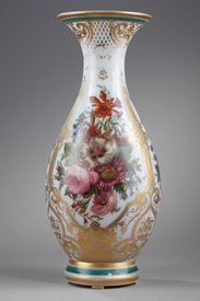 Vase en opaline, décor floral. Époque Restauration. 