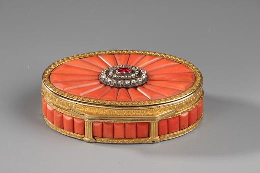 GOLD SNUFF BOX WITH CORAL, DIAMONDS, AND PRECIOUS STONE.<br/>
LATE 19TH CENTURY WORK.