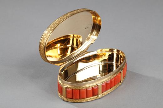 GOLD SNUFF BOX WITH CORAL, DIAMONDS, AND PRECIOUS STONE.<br/>
LATE 19TH CENTURY WORK.