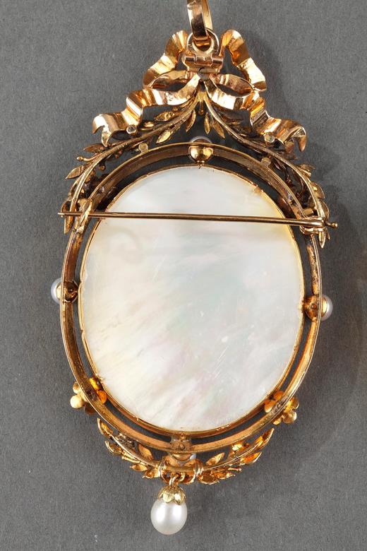 Exceptionnal pair of miniatures on ivory with gold frame;<br/>
Mid-19th century;