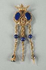 CHATELAINE IN GOLD AND SEMI-PRECIOUS STONES.
LATE 19TH CENTURY WORK. 