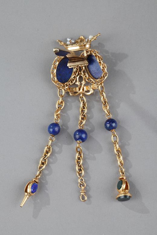CHATELAINE IN GOLD AND SEMI-PRECIOUS STONES.
LATE 19TH CENTURY WORK. 