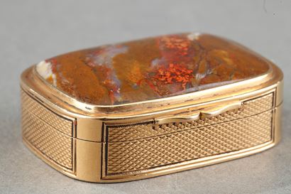English gold and agate pills box Early 19th century.