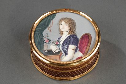Boite en écaille, or et miniature signée Charbonnières.
Début XIXème siècle.