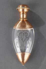 Flacon de parfum en or, cristal.<br/>
XIXe siècle.