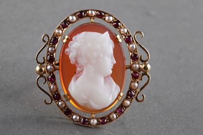 Camée sur agate rose monté en broche. Or, perles, pierres fines.
Milieu XIXème siècle.