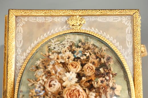 casket, box, mother-of-pearl, bronze, gilt, Charles X, floral, decor, graved, white, beige, gray, flowers, rectangular, Romantism