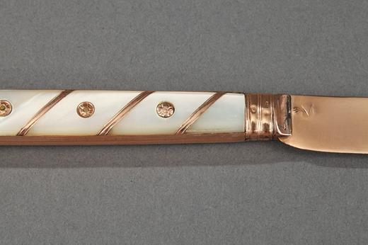 18th Century French gold and mother of pearl pen knife.