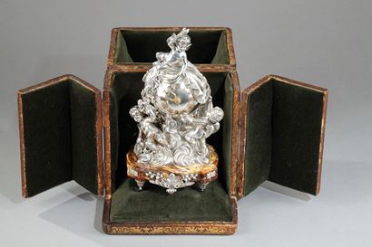 Pendule en argent et onyx dans son étui de cuir.<br>XIXème siècle.