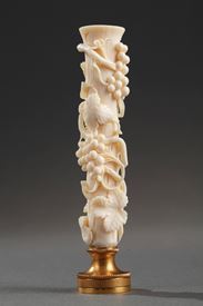 Paire de cachets en ivoire. XIXème siècle.