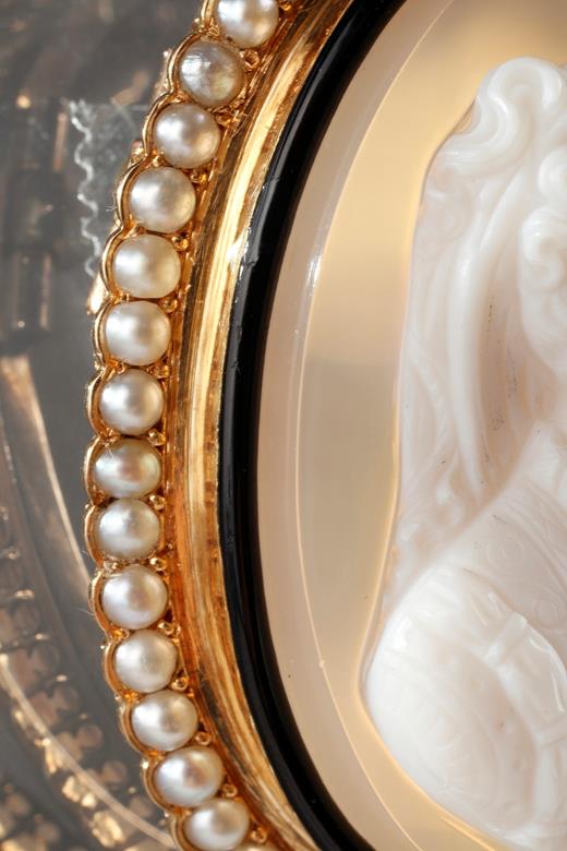 cameo, agate, brown, 17th, pearls, gold, brooch, Victoria, Victorian, woman, portrait, Napoleon III, 19th, century