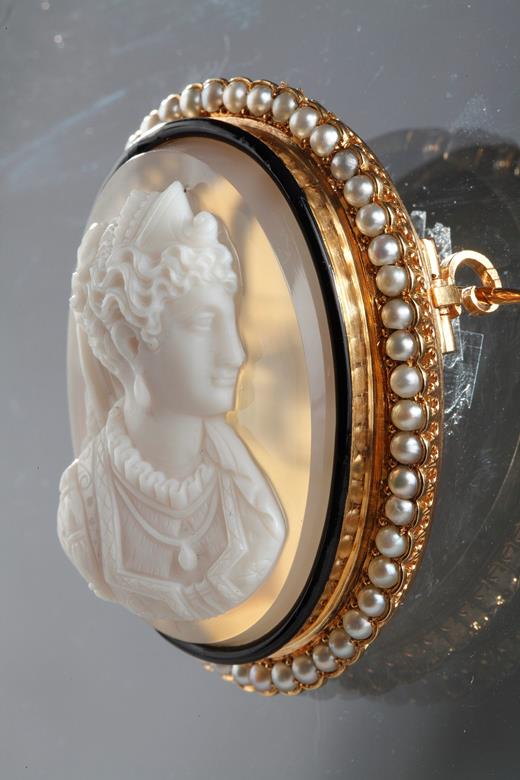 Gold Brooch with Agate Cameo and Pearls, 19th Century