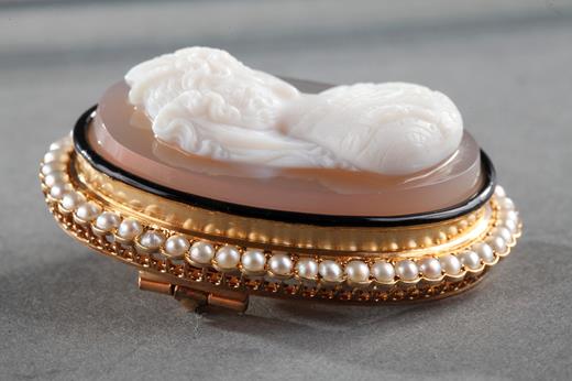 cameo, agate, brown, 17th, pearls, gold, brooch, Victoria, Victorian, woman, portrait, Napoleon III, 19th, century