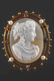19th century Gold Brooch with Pearl, diamonds and Cameo on Agate. 