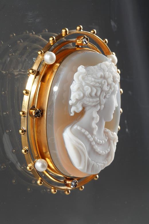 Gold jewellery with Pearl, diamonds and cameo on Agate 