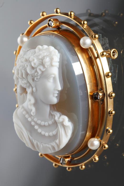 Gold jewellery with Pearl, diamonds and cameo on Agate 