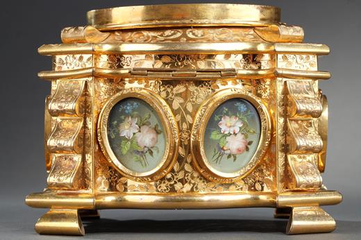 Casket in engraved gilded bronze with miniatures