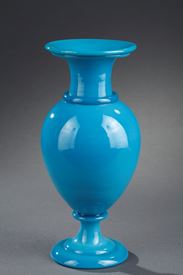 Vase en opaline turquoise. Restauration.