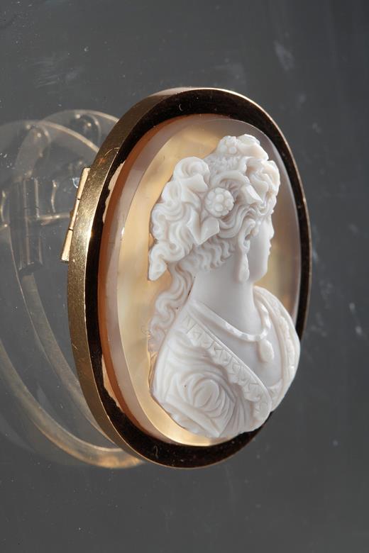 agate cameo brooch  representing a woman napoleon 3