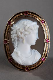 Important cameo mounted on a brooch. Agate, gold, enamel and ruby. 