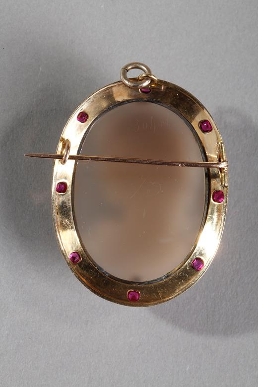 Agate, gold and ruby brooch cameo