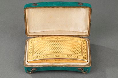 Early 19th century curved gold snuff-box. 