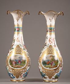 Paire de vases en opaline blanche à décor polychrome.
Milieu du XIXème siècle.
