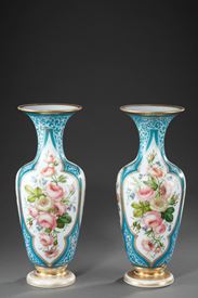 Paire de vases en opaline à décor de roses.<br> Milieu du XIXème siècle.