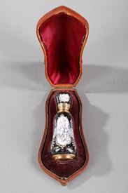 Flacon à parfum en or et émail. XIXème siècle. 